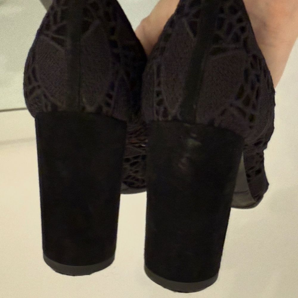 Salvatore Ferragamo Vara Bow Lace Round Heel Pumps, Size 6 - Picture 10 of 16